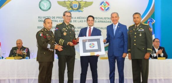 Ministerio de Defensa FF.AA. gradúa 126 médicos civiles y militares concluyeron especialidades en hospitales militares