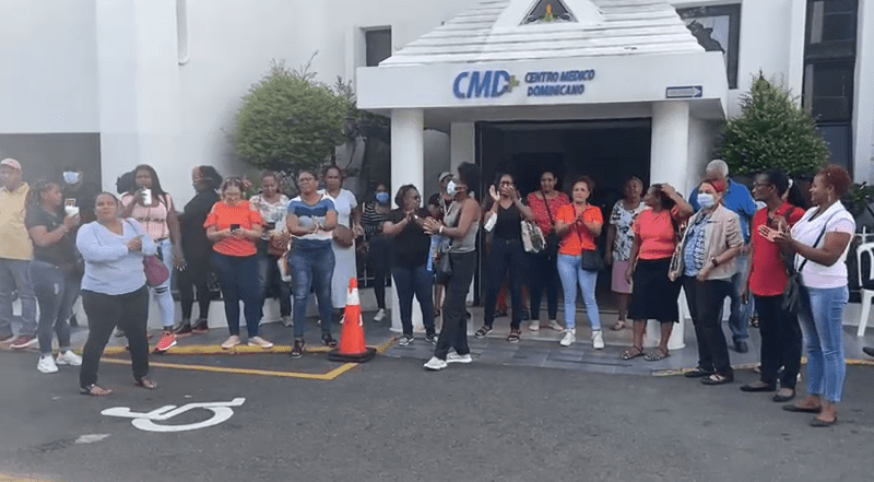 Exempleados de Centro Médico Dominicano protestan por sus prestaciones laborales