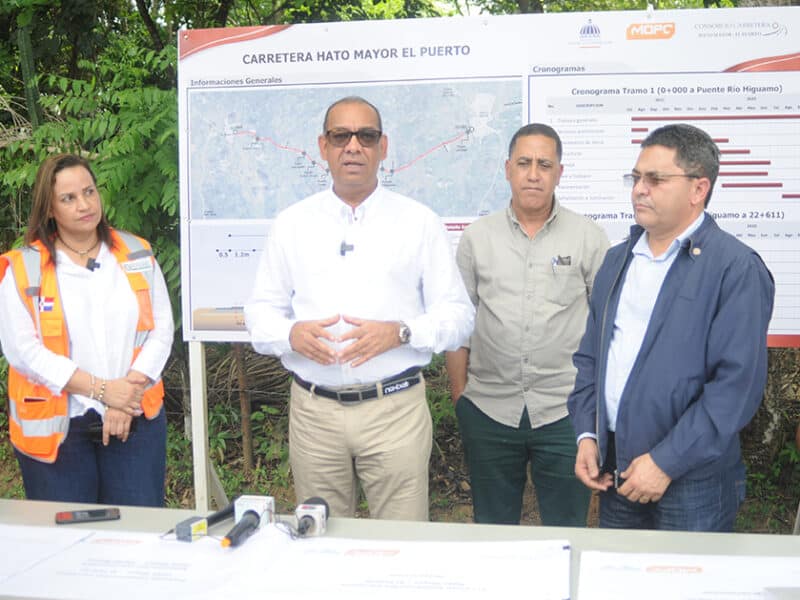 Ministro de Obras Públicas supervisó trabajos de construcción carretera Hato Mayor-El Puerto