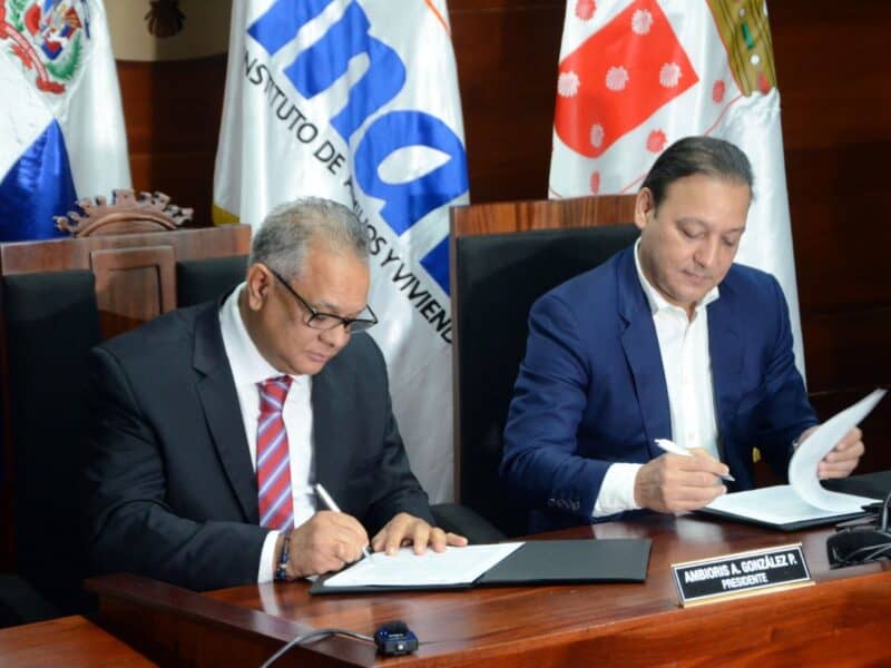 Ayuntamiento de Santiago y el INAVI firman acuerdo que establece servicios funerarios para empleados y familiares del cabildo