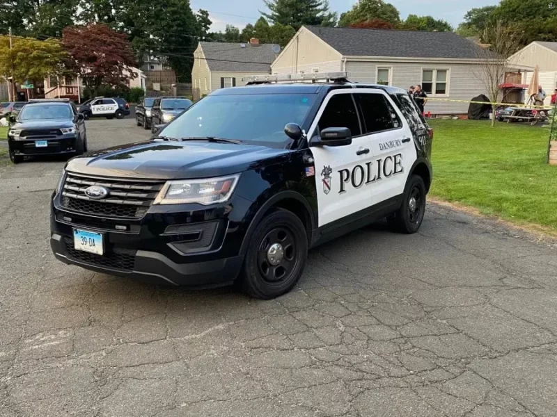 Hallan a tres niños y una mujer muertos en una residencia en Connecticut
