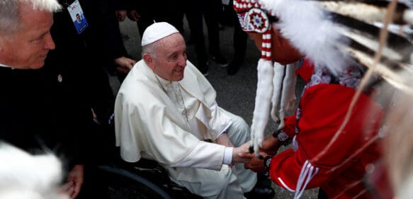 Papa Francisco llega a Canadá para pedir perdón a pueblos indígenas