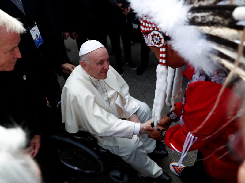 Papa Francisco llega a Canadá para pedir perdón a pueblos indígenas