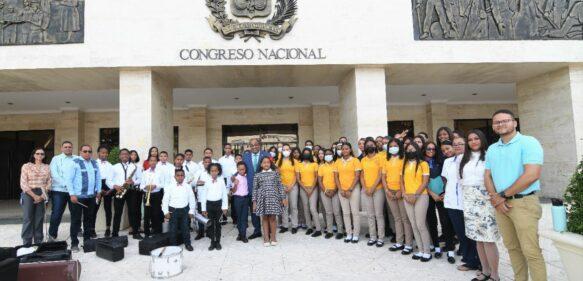 El Senado de la República acoge a estudiantes de distintos centros educativos de Montecristi.