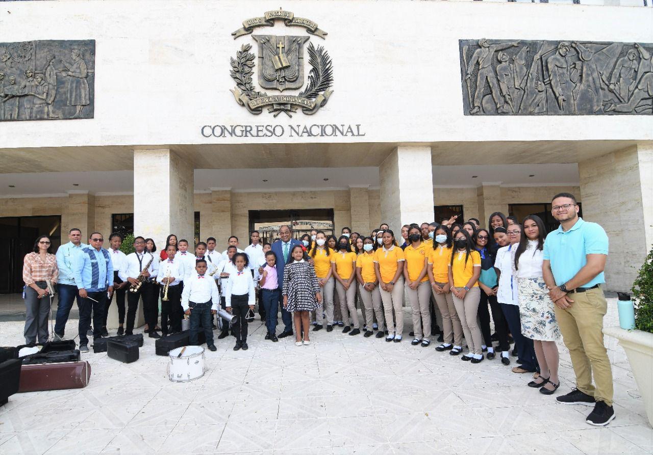 El Senado de la República acoge a estudiantes de distintos centros educativos de Montecristi.