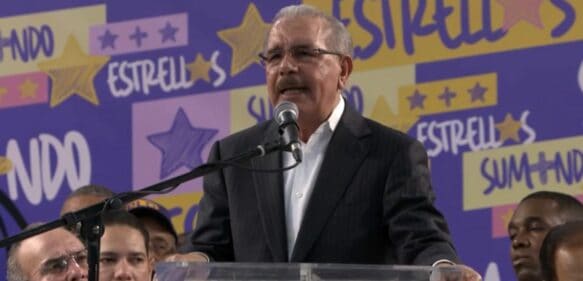 Danilo Medina afirma que el pueblo “sí tiene que mirar para atrás”