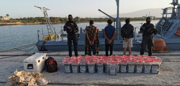 DNCD arresta tres y aseguran lancha con 359 paquetes presumiblemente cocaína