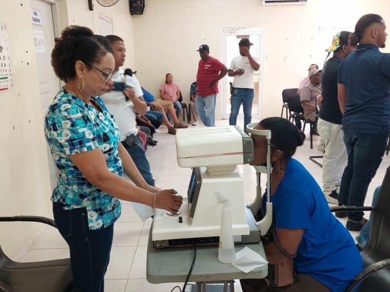 Fundación Ramiro Garcia, Alcalde Santiago Riverón y periodista Vargavila Riverón realizan operativo médico visual en Dajabón