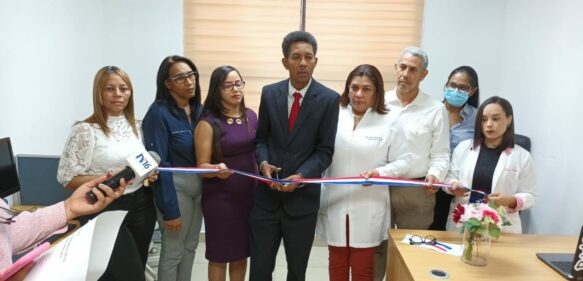 Robert Reid Cabral reinaugura oficina bloque quirúrgico paralizado hace cinco años