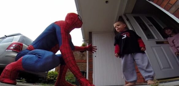 Recordamos a un padre que se vistió de Spiderman para sorprender a su hijo con cáncer