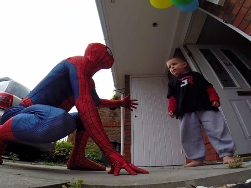 Recordamos a un padre que se vistió de Spiderman para sorprender a su hijo con cáncer