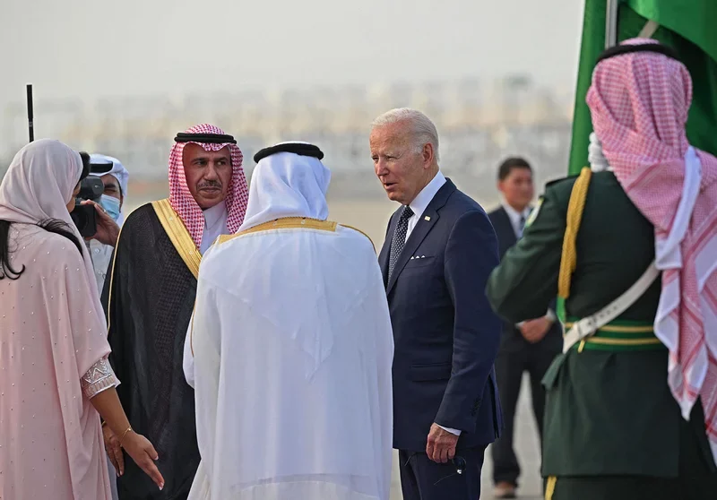 Joe Biden llegó a Arabia Saudita en un vuelo histórico directo desde Israel