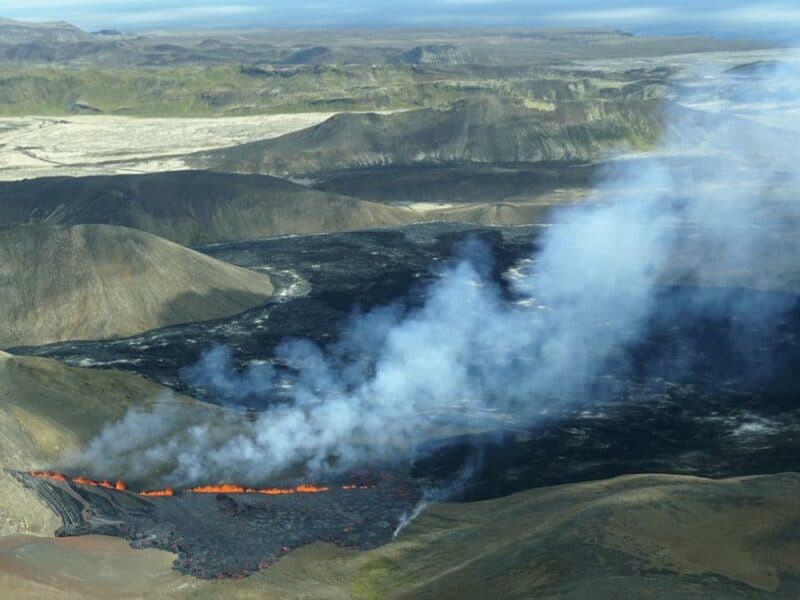 Volcán cerca del principal aeropuerto de Islandia vuelve a entrar en erupción después de una pausa
