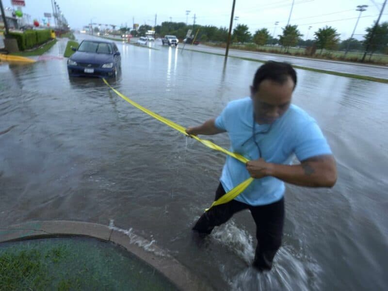 Fuertes lluvias inundan calles en zona de Dallas-Fort Worth