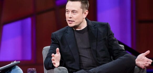 Elon Musk confiesa que quiere eliminar el “hábito terrible” de revisar su teléfono desde que se despierta