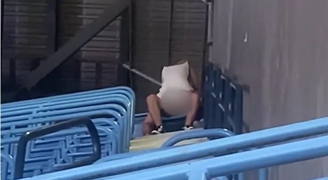 Atrapan pareja de fanáticos teniendo sexo durante pleno juego en estadio de MLB