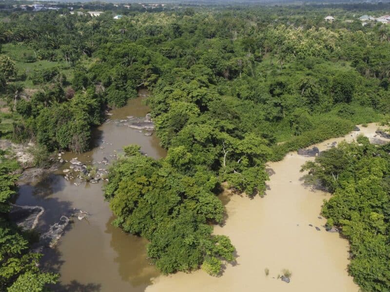 Río Osun de Nigeria : sagrado, venerado y cada vez más tóxico