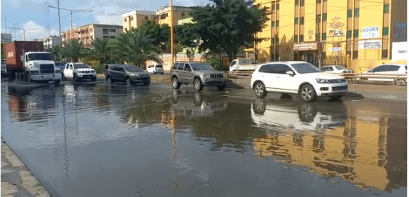 Denuncian peligro en la avenida V Centenario por laguna constante debido a obstrucción del drenaje pluvial