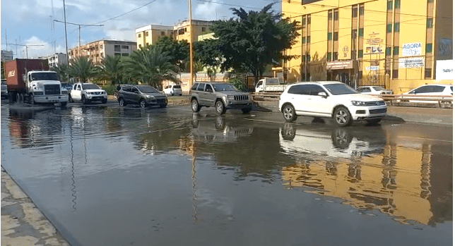 Denuncian peligro en la avenida V Centenario por laguna constante debido a obstrucción del drenaje pluvial
