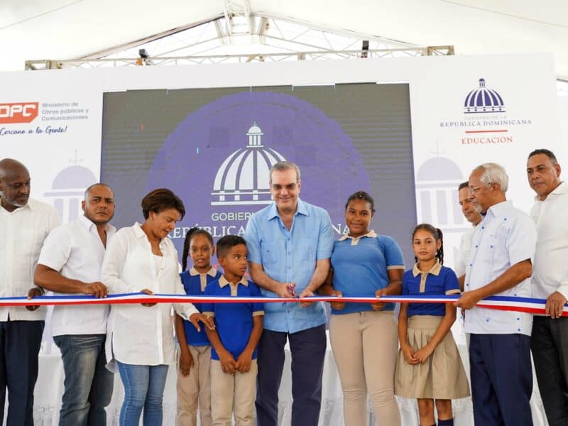Abinader y ministro Hernández inauguran centro educativo en Monte Plata
