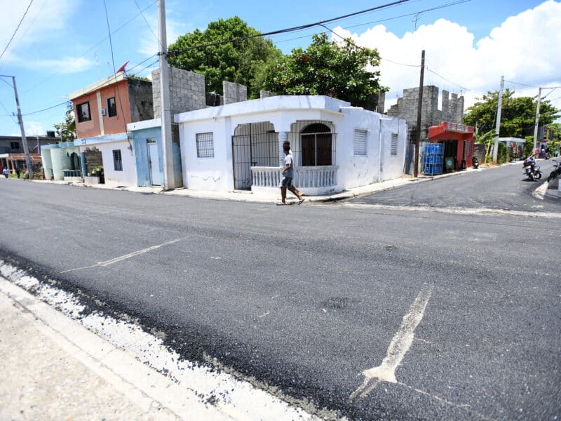 Presidente Abinader y ministro de Obras Públicas encabezaron  asfaltado a calles de Sabana Grande de Palenque