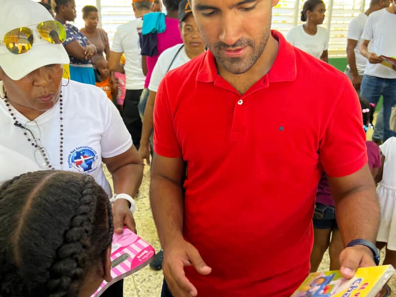 Dr. Luis Cruz  realiza operativo médico libre de costo en comunidad de Yamasá