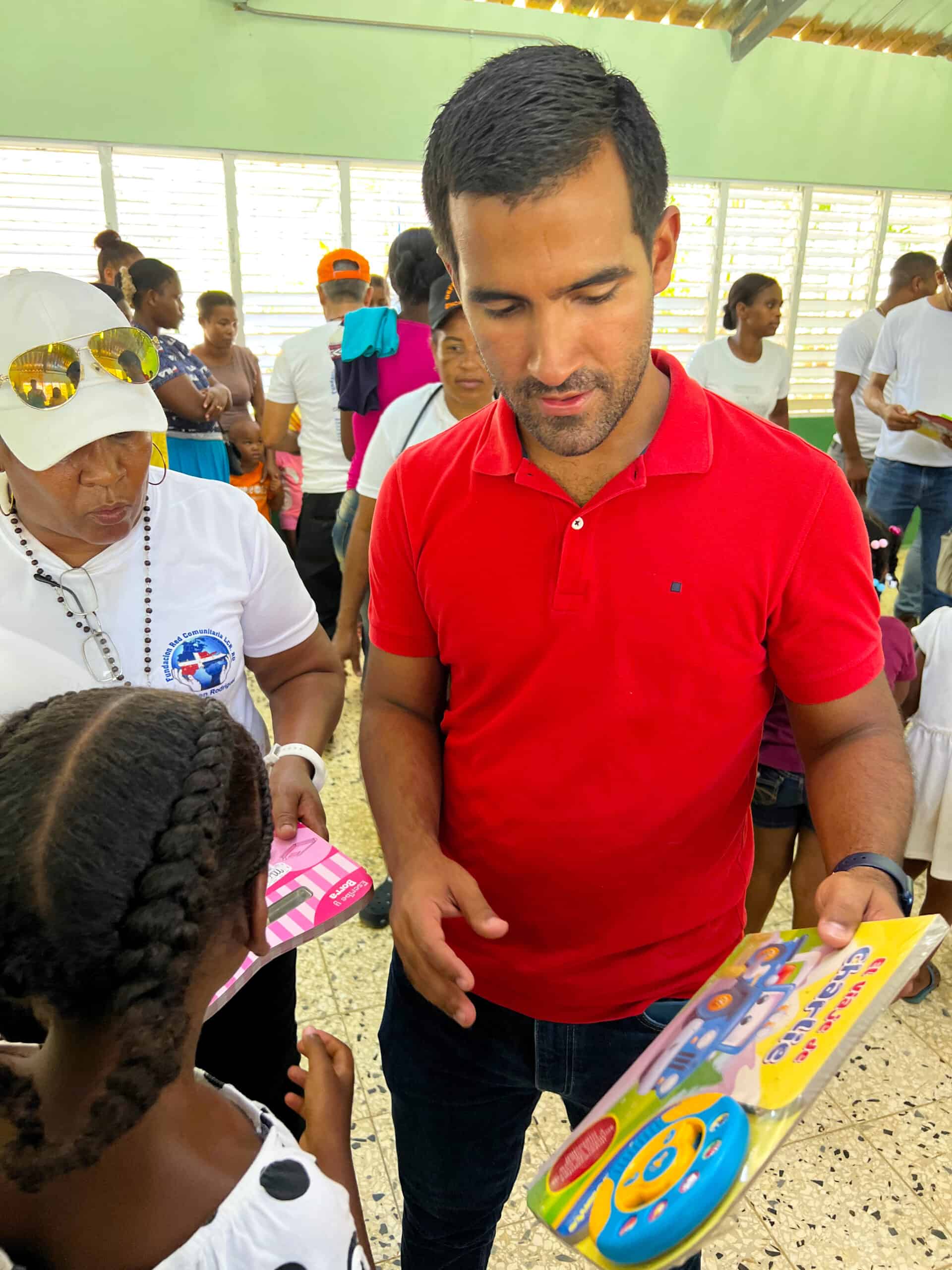 Dr. Luis Cruz  realiza operativo médico libre de costo en comunidad de Yamasá