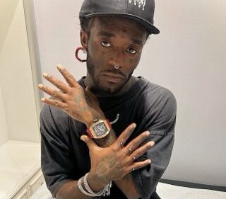Rapero Lil Uzi Vert se injerta cuatro diamantes en los dedos de la mano derecha