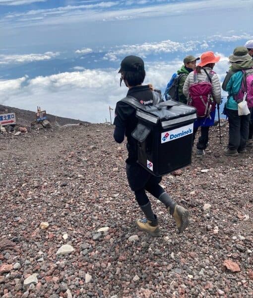 Un repartidor sube a la cima del monte Fuji para entregar una pizza