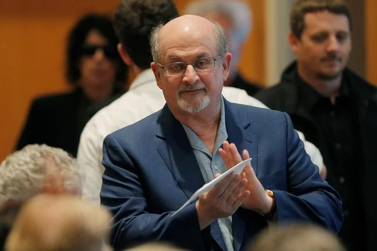 El escritor Salman Rushdie fue apuñalado en el cuello durante una conferencia en Nueva York