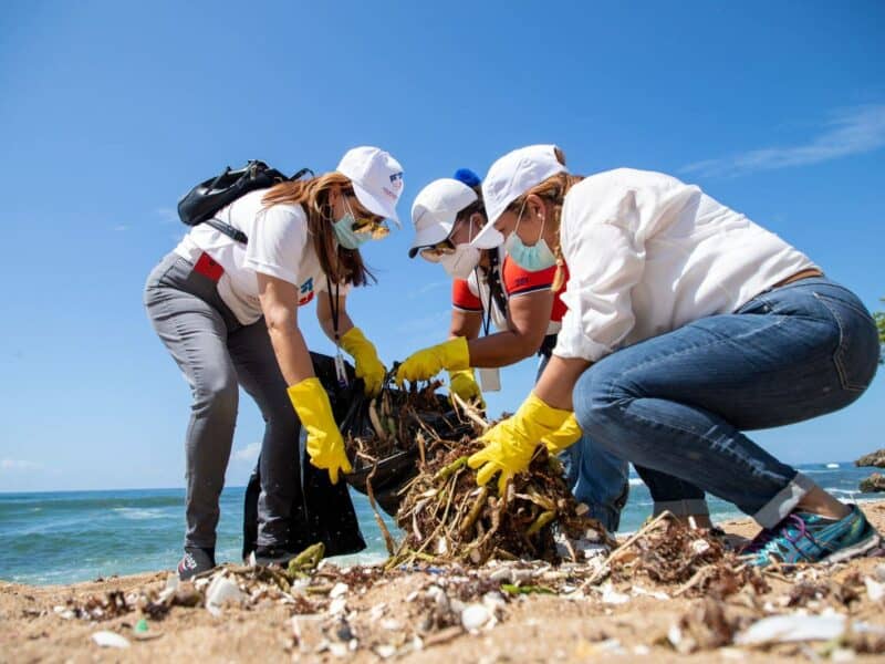 Realizan jornada de limpieza en playa Güibia
