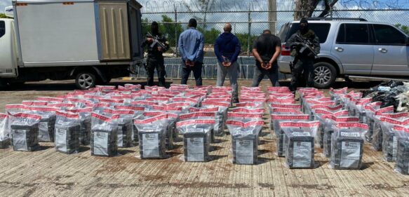 Aseguran lancha con 590 paquetes presumiblemente cocaína; arrestan tres