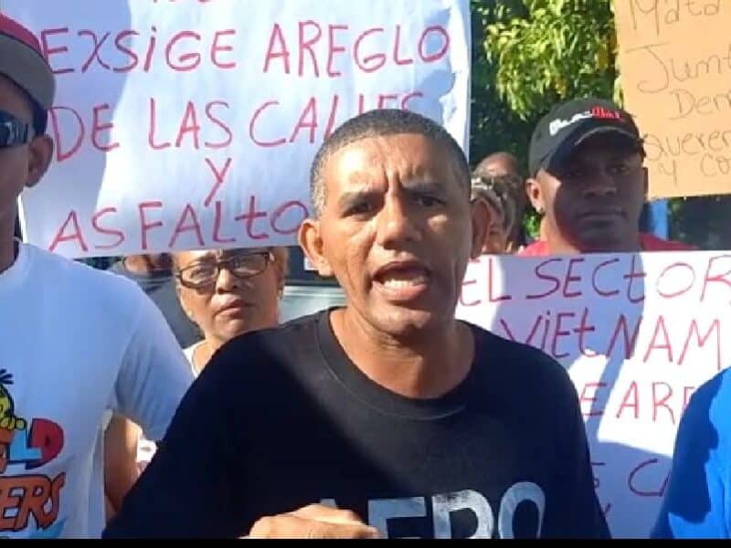 Comunitarios de San Felipe de Villa Mella se mantienen en protesta por asfaltado de sus barrios