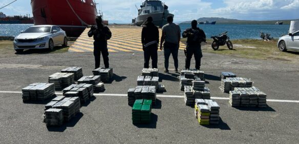 Asestan otro golpe al narcotráfico y aseguran lancha con 565 paquetes presumiblemente cocaína
