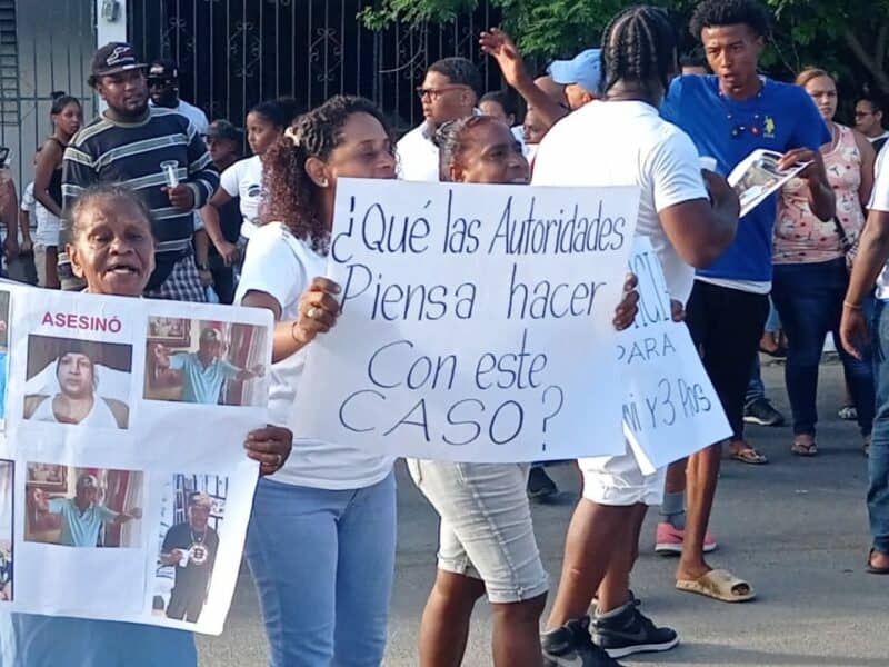 Protestan en Gaspar Hernández pidiendo justicia por muerte a tiros de dos jóvenes