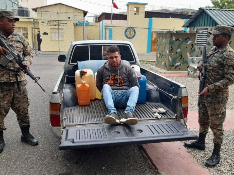 Ejército detiene una persona con 90 galones de gasolina en Don Miguel Dajabón