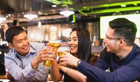 Japón abre concurso para promover que jóvenes beban más alcohol