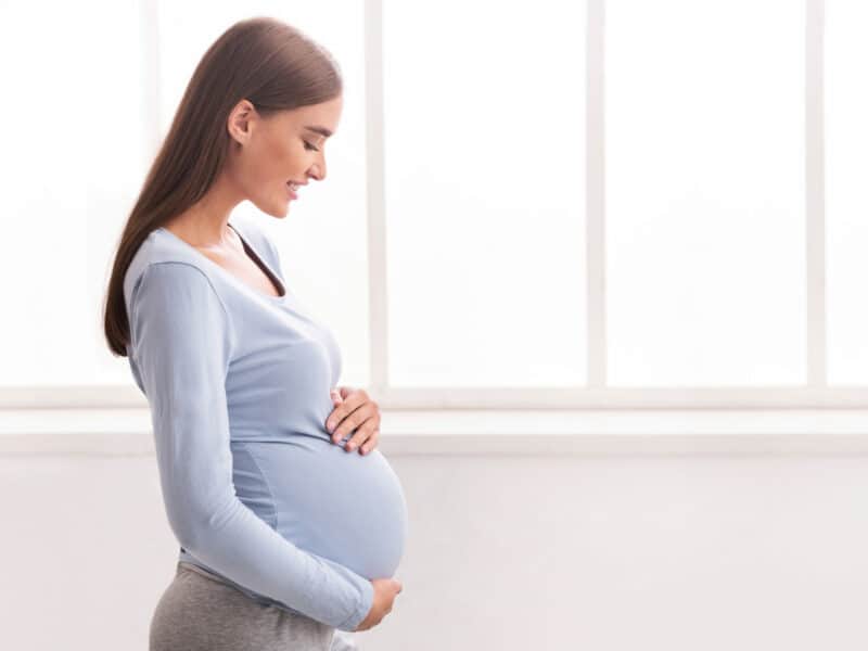 Especialista Moscoso Puello llama prestar atención a síntomas durante el embarazo