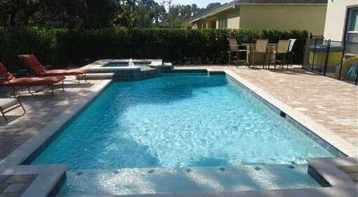 Hombre muere en Florida tratando de vaciar su piscina bajo el huracán Ian