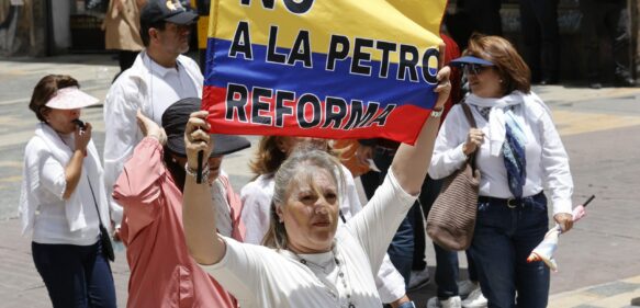 Miles de personas protestan en Colombia contra los cambios de Petro