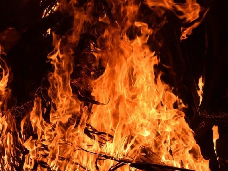 Anciana es quemada viva en Filipinas por sus familiares en un asesinato ritual