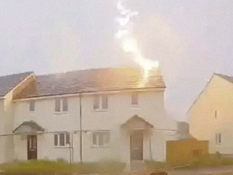 Un rayo cae sobre una casa recién construida en el Reino Unido
