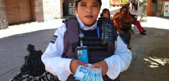 La ‘honesta uniformada’: una agente mexicana encuentra 300 dólares en un cajero y los lleva a la Policía