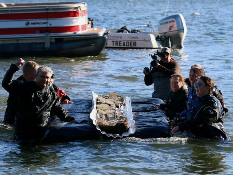 Hallan una canoa de 3,000 años en un lago de EE.UU.
