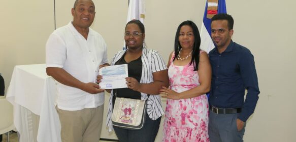 Alcaldía del Municipio Santo Domingo Oeste entrega ayuda a estudiantes por más de un millón de pesos