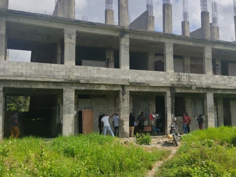 Piden investigar caso de escuela en construcción ocupadas por haitianos en Cansino Adentro