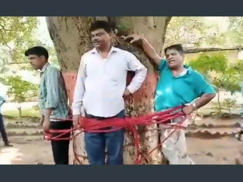 Alumnos indios atan a su profesor a un árbol y lo golpean por ponerles malas notas