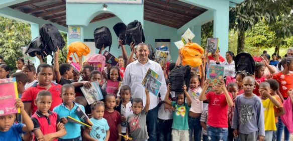 Geraldo Gómez beneficia a cientos de niños de varias comunidades de Sánchez Ramírez con útiles escolares