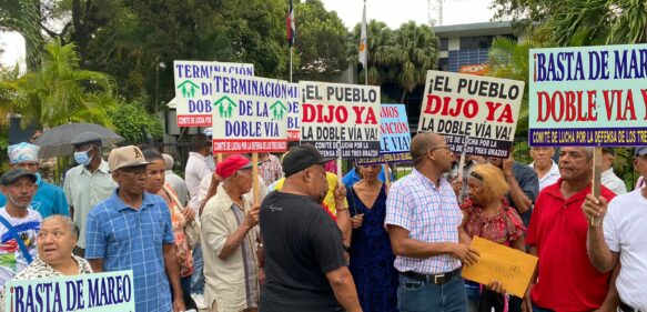 Residentes Los Tres Brazos acuden al MOPC para exigir terminación de calles
