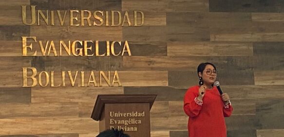 Comunicadora dominicana imparte taller de locución en Universidad Evangélica de Bolivia